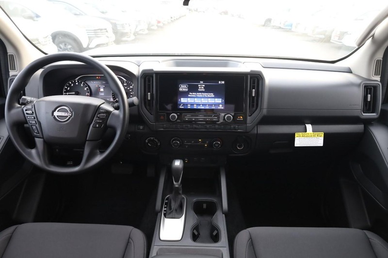 Nissan Frontier Vehicle Full-screen Gallery Image 19