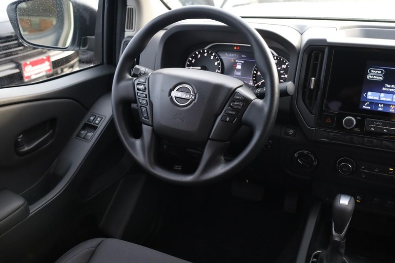 Nissan Frontier Vehicle Full-screen Gallery Image 20