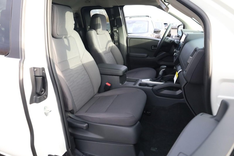 Nissan Frontier Vehicle Full-screen Gallery Image 21