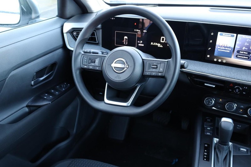 Nissan Kicks Vehicle Full-screen Gallery Image 22