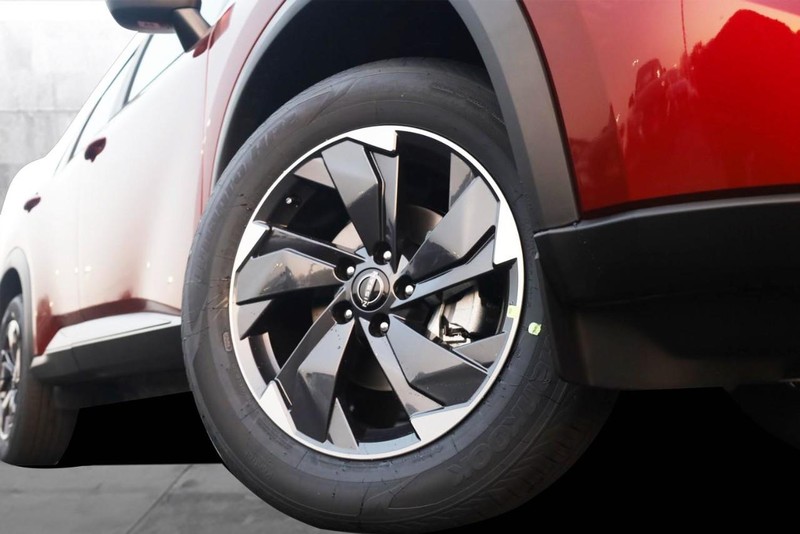 Nissan Rogue Vehicle Full-screen Gallery Image 3