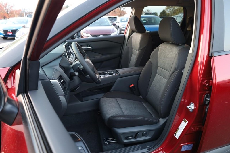 Nissan Rogue Vehicle Full-screen Gallery Image 9