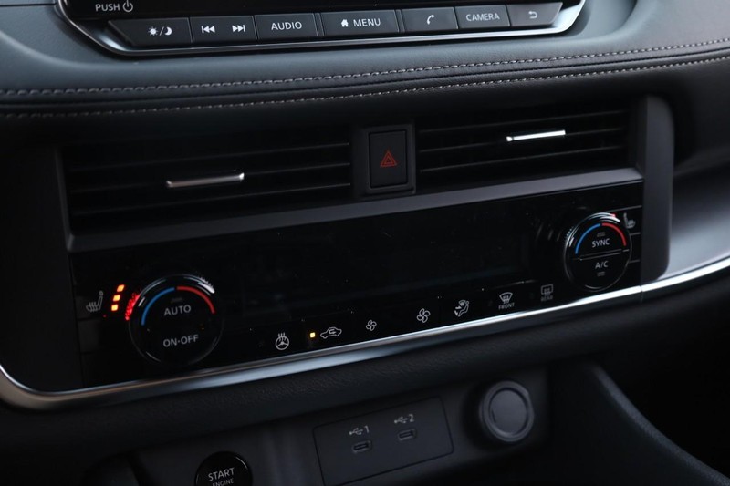 Nissan Rogue Vehicle Full-screen Gallery Image 14