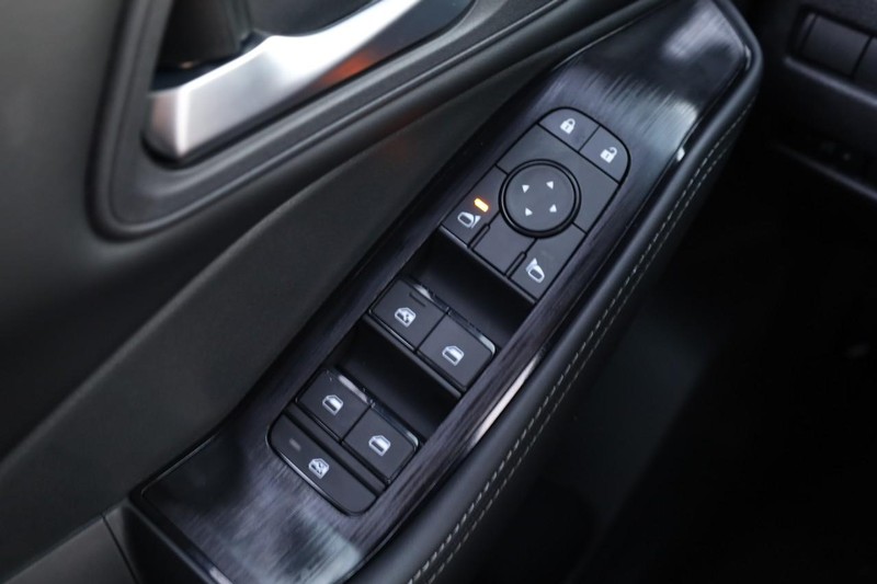 Nissan Rogue Vehicle Full-screen Gallery Image 18