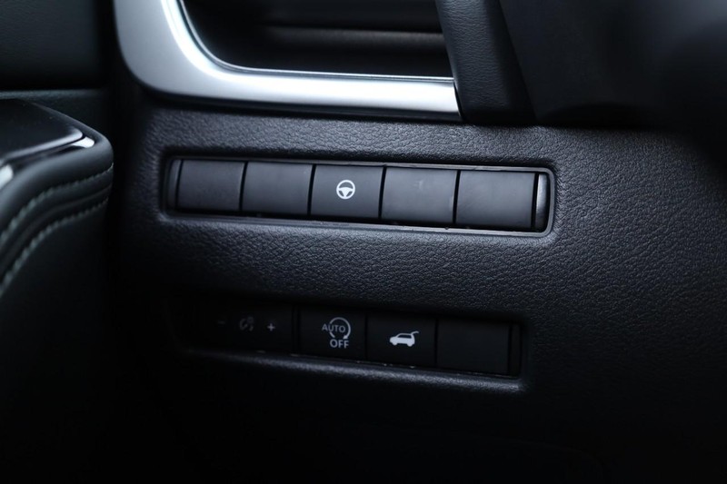 Nissan Rogue Vehicle Full-screen Gallery Image 19