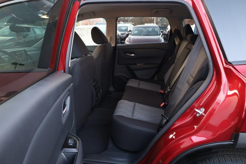 Nissan Rogue Vehicle Full-screen Gallery Image 21