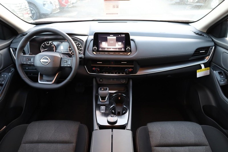 Nissan Rogue Vehicle Full-screen Gallery Image 23