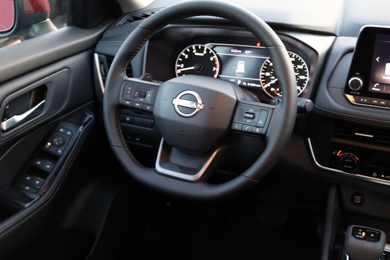 Nissan Rogue Vehicle Full-screen Gallery Image 24