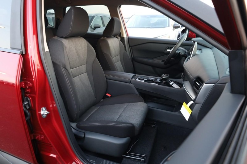 Nissan Rogue Vehicle Full-screen Gallery Image 25