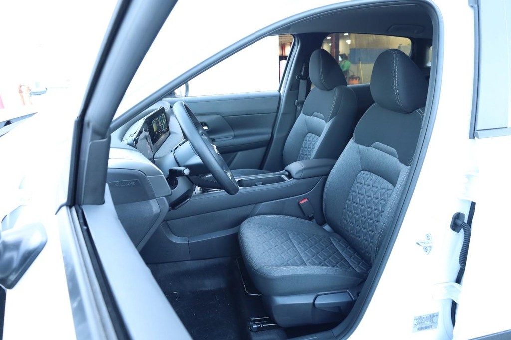 Nissan Kicks Vehicle Image 08