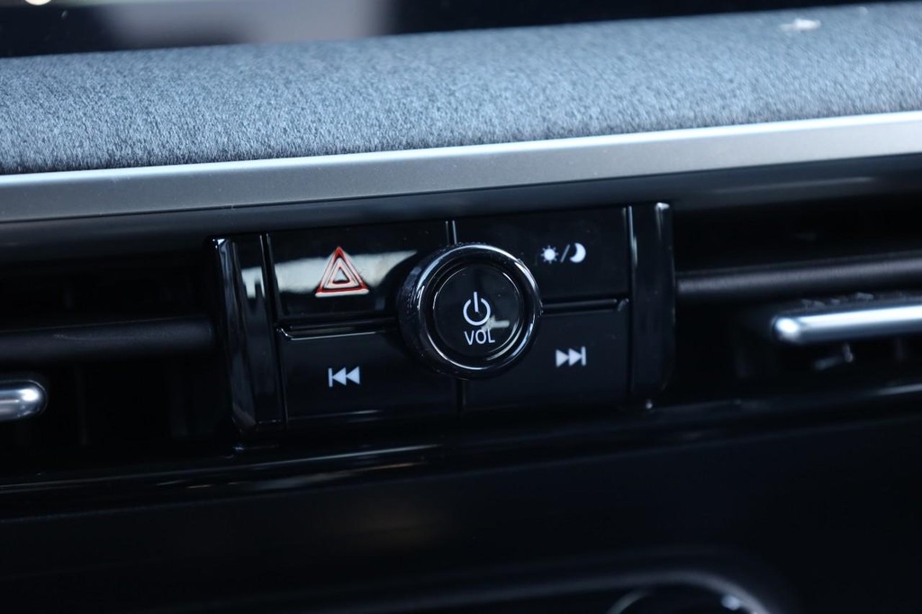 Nissan Kicks Vehicle Image 13