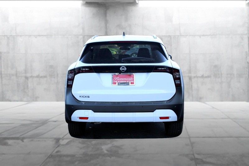 Nissan Kicks Vehicle Full-screen Gallery Image 6