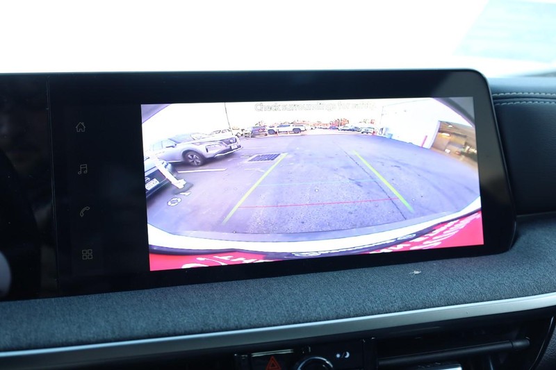 Nissan Kicks Vehicle Full-screen Gallery Image 12