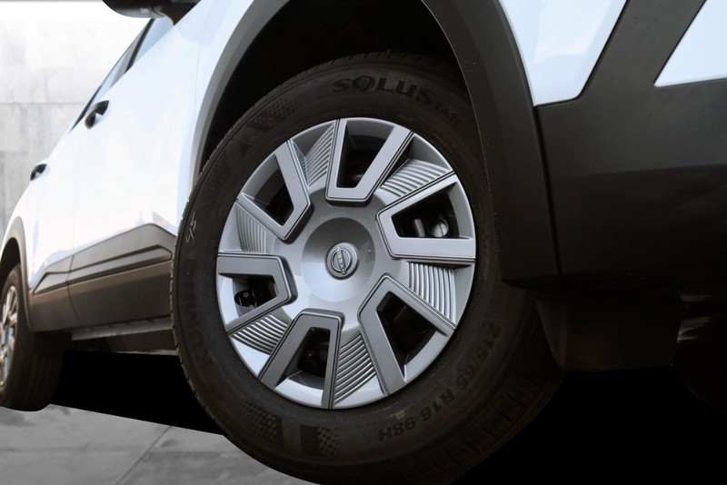 Nissan Kicks Vehicle Full-screen Gallery Image 3