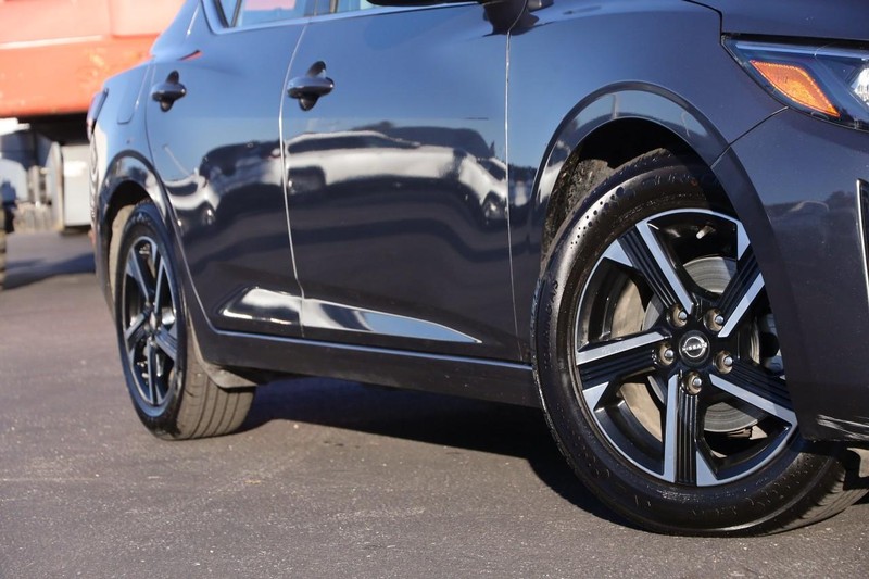 Nissan Sentra Vehicle Full-screen Gallery Image 3