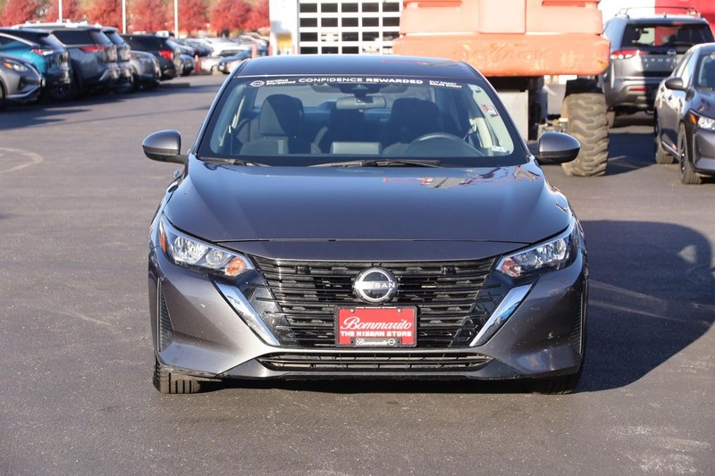 Nissan Sentra Vehicle Full-screen Gallery Image 4