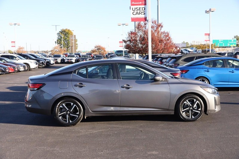 Nissan Sentra Vehicle Full-screen Gallery Image 5