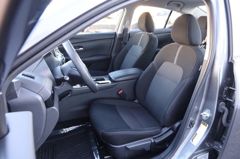 Nissan Sentra Vehicle Full-screen Gallery Image 8