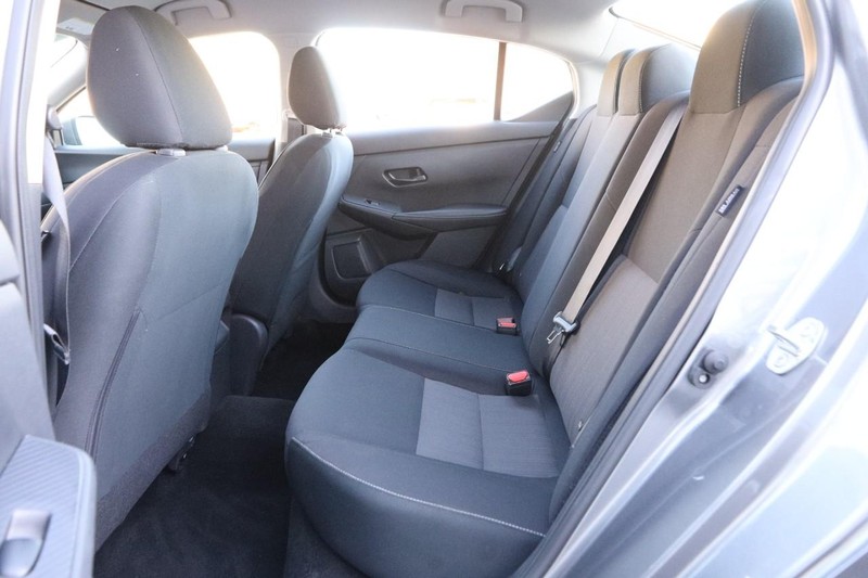 Nissan Sentra Vehicle Full-screen Gallery Image 9