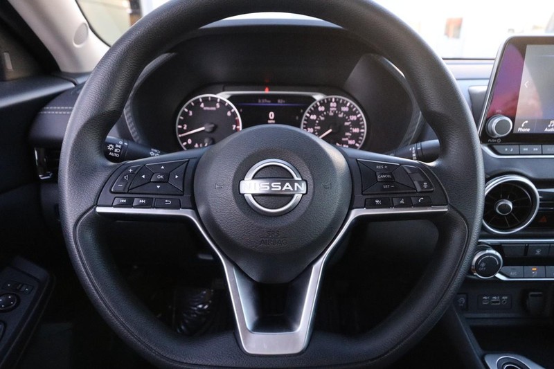 Nissan Sentra Vehicle Full-screen Gallery Image 10