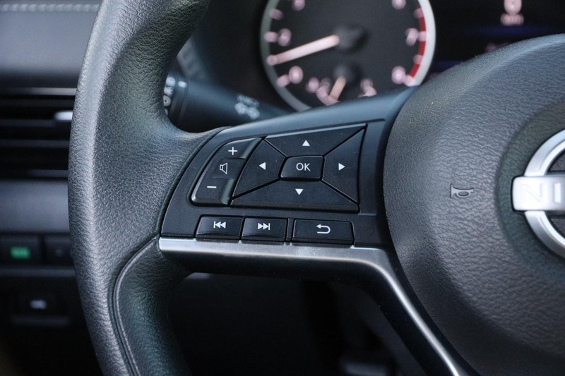 Nissan Sentra Vehicle Full-screen Gallery Image 11