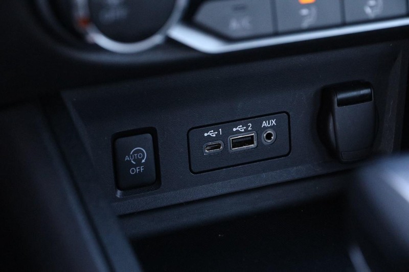 Nissan Sentra Vehicle Full-screen Gallery Image 17