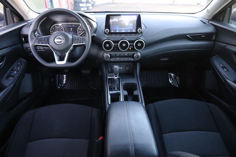 Nissan Sentra Vehicle Full-screen Gallery Image 20