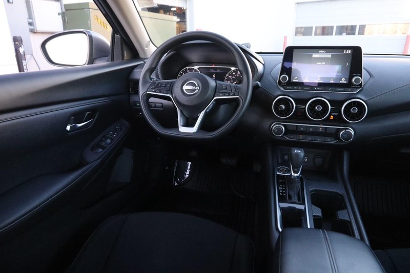 Nissan Sentra Vehicle Full-screen Gallery Image 21