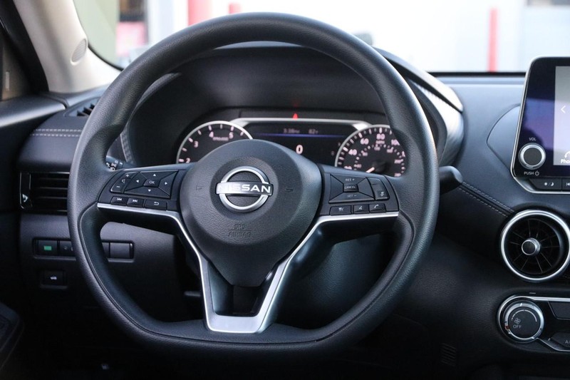 Nissan Sentra Vehicle Full-screen Gallery Image 22