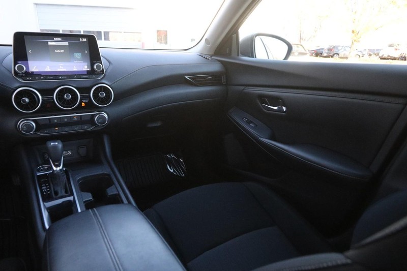 Nissan Sentra Vehicle Full-screen Gallery Image 24