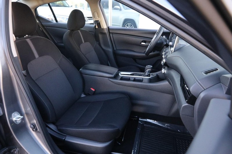 Nissan Sentra Vehicle Full-screen Gallery Image 25