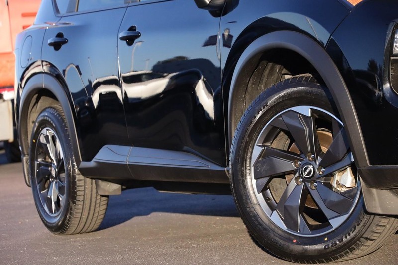 Nissan Rogue Vehicle Full-screen Gallery Image 3