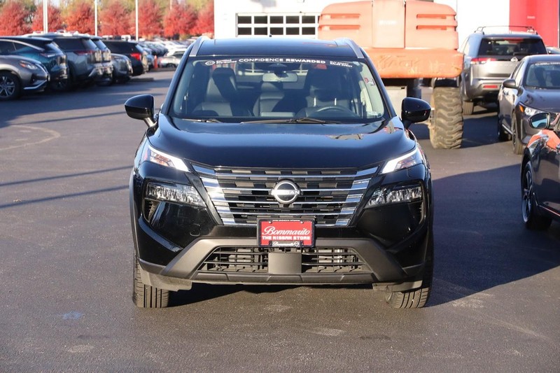 Nissan Rogue Vehicle Full-screen Gallery Image 4