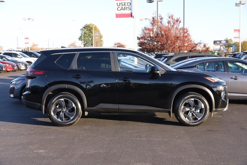 Nissan Rogue Vehicle Full-screen Gallery Image 5