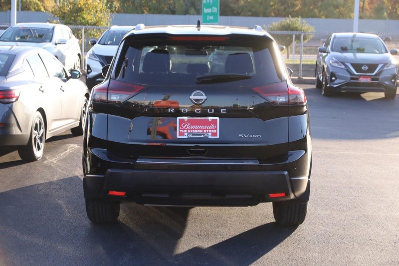 Nissan Rogue Vehicle Full-screen Gallery Image 6