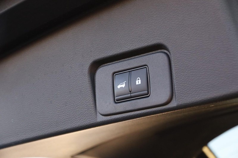 Nissan Rogue Vehicle Full-screen Gallery Image 8