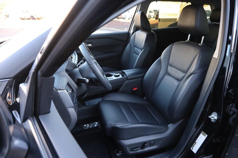 Nissan Rogue Vehicle Full-screen Gallery Image 10