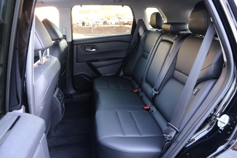 Nissan Rogue Vehicle Full-screen Gallery Image 11