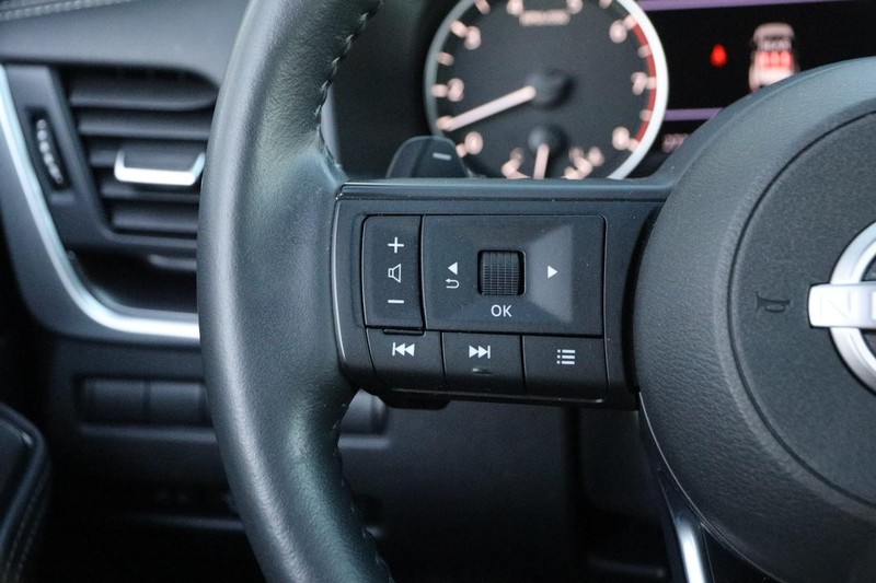 Nissan Rogue Vehicle Full-screen Gallery Image 13