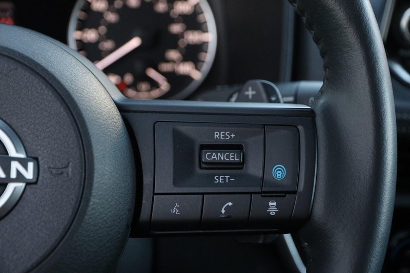 Nissan Rogue Vehicle Full-screen Gallery Image 14