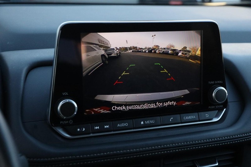 Nissan Rogue Vehicle Full-screen Gallery Image 18