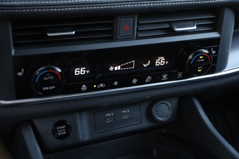 Nissan Rogue Vehicle Full-screen Gallery Image 19