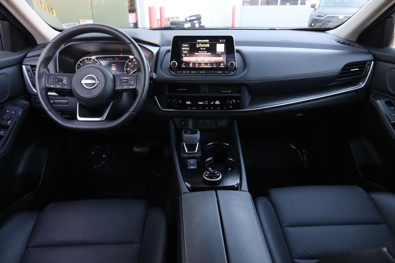 Nissan Rogue Vehicle Full-screen Gallery Image 22
