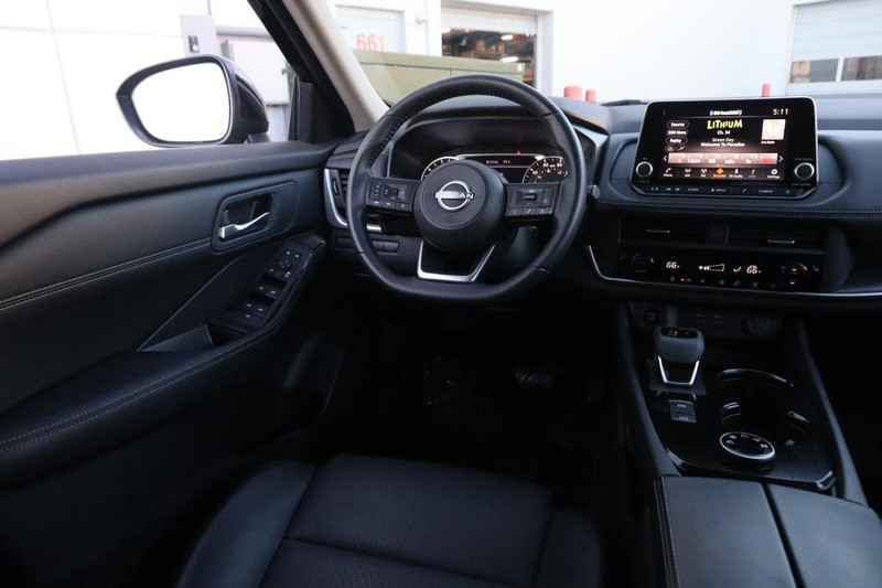 Nissan Rogue Vehicle Full-screen Gallery Image 23