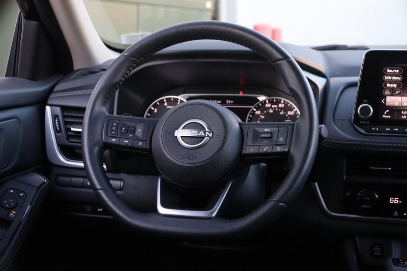 Nissan Rogue Vehicle Full-screen Gallery Image 24