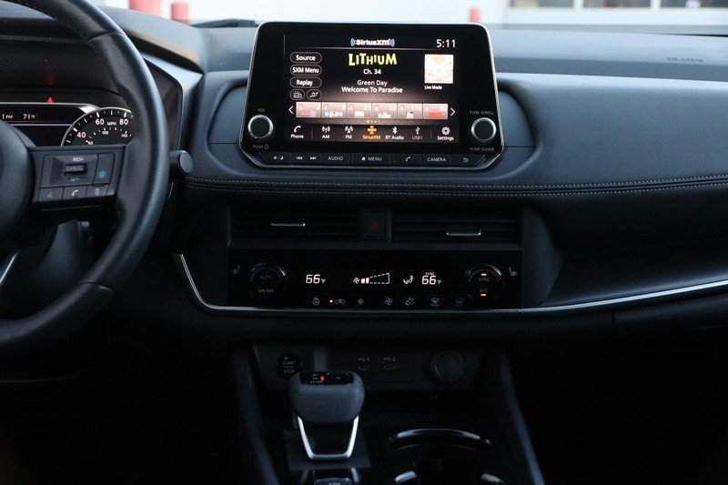 Nissan Rogue Vehicle Full-screen Gallery Image 25