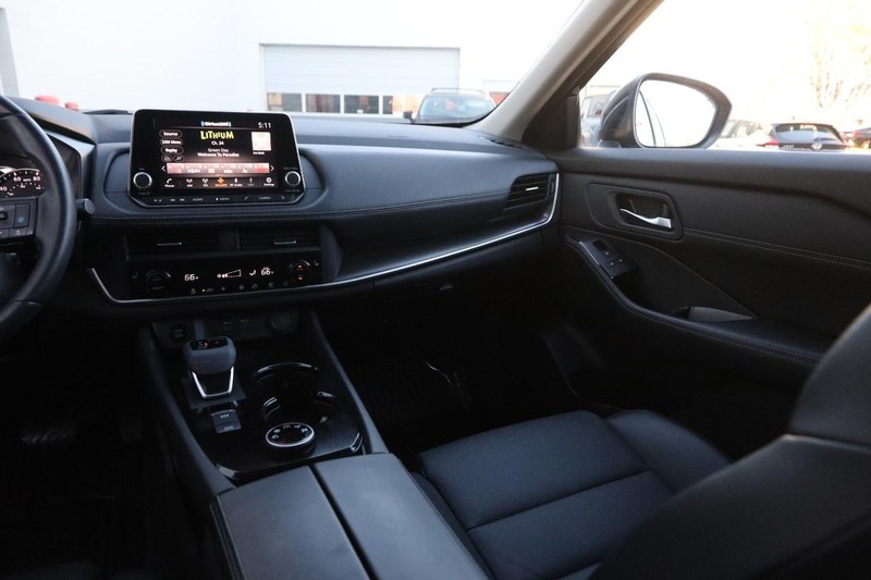 Nissan Rogue Vehicle Full-screen Gallery Image 26