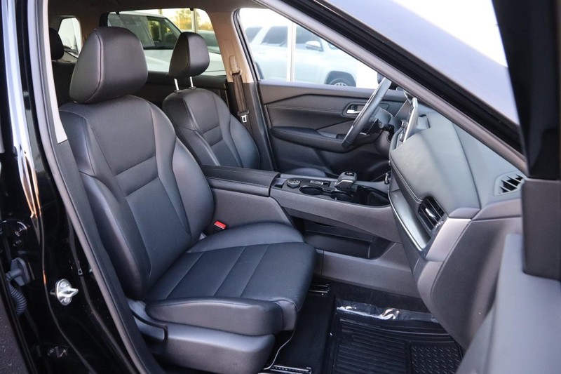 Nissan Rogue Vehicle Full-screen Gallery Image 27