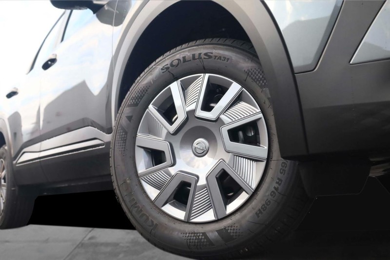 Nissan Kicks Vehicle Full-screen Gallery Image 3