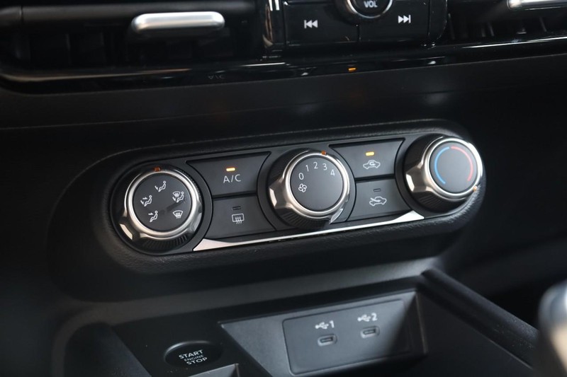 Nissan Kicks Vehicle Full-screen Gallery Image 14